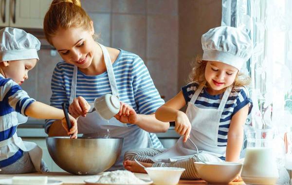 مهارت های آشپزی که هر کودکی می تواند یاد بگیرد